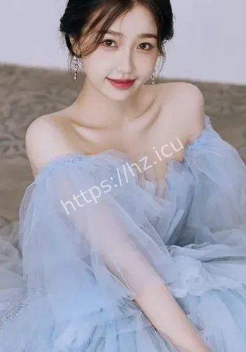 虞书欣穿鎏金长裙海边回眸