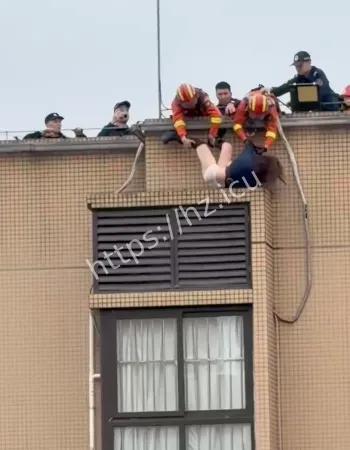 双腿被死死拽住