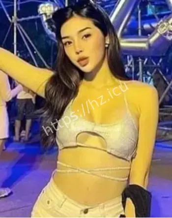 黄色墨镜美女泼水狂欢