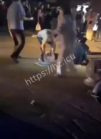 被男友当街持刀狂捅脖子