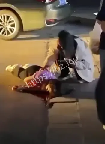 女子被男友持刀捅脖子