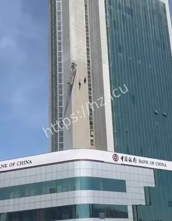 吊篮突然断裂