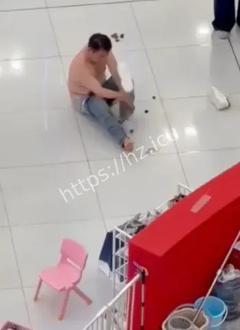 脱光光商场走秀