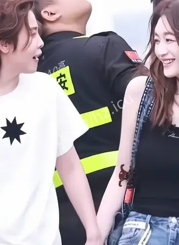 与神秘男王蒙车内激情缠吻难分难舍