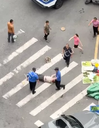 驱赶小贩引冲突
