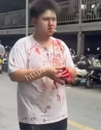 精神小伙砍完就跑
