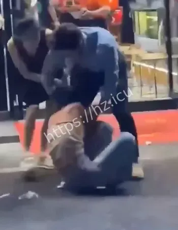 原配当街暴打小三