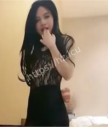 黑长发少妇跪床大胆玩法